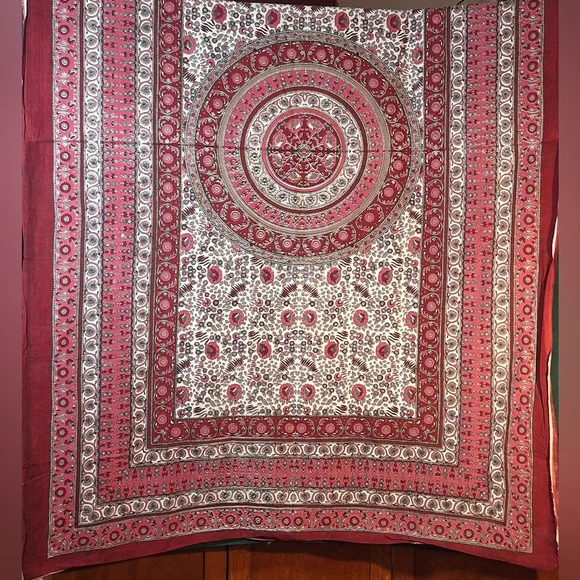 Beautiful Tablecloth with Intricate Pattern - Picture 1 of 4